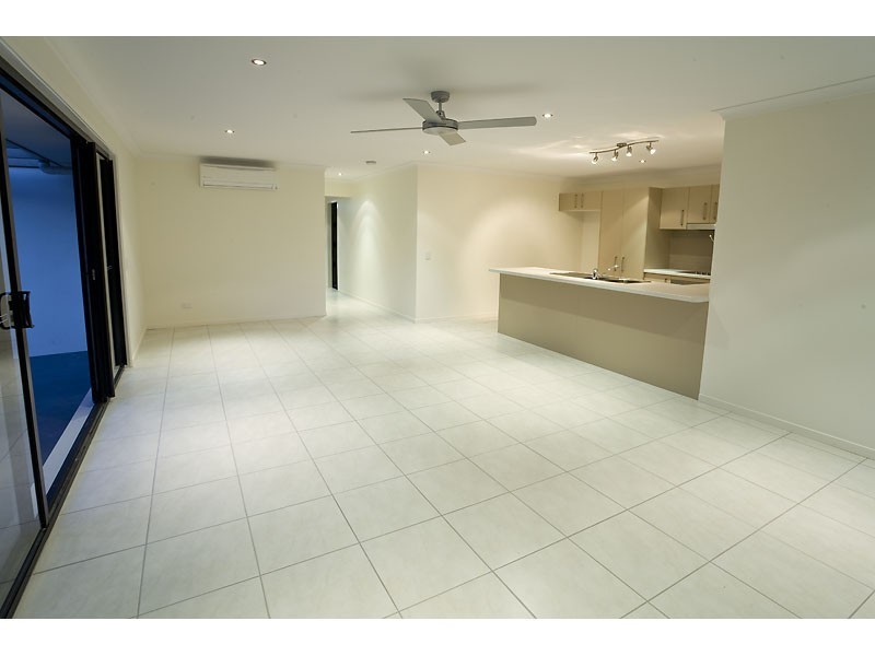 2/126 Grand Parade, Kawana Island QLD 4575