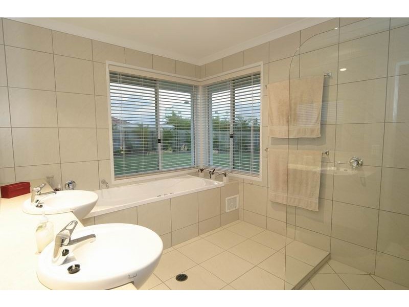 20 Dominica Place, Kawana Island QLD 4575