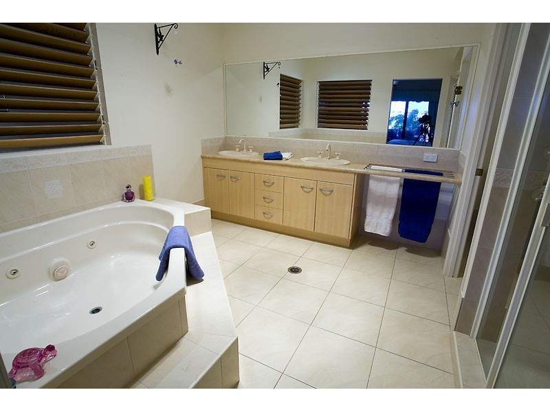 24 Bahamas Circuit, Kawana Island QLD 4575