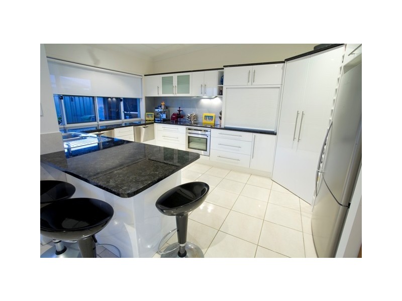 7 Barbuda Circuit, Kawana Island QLD 4575