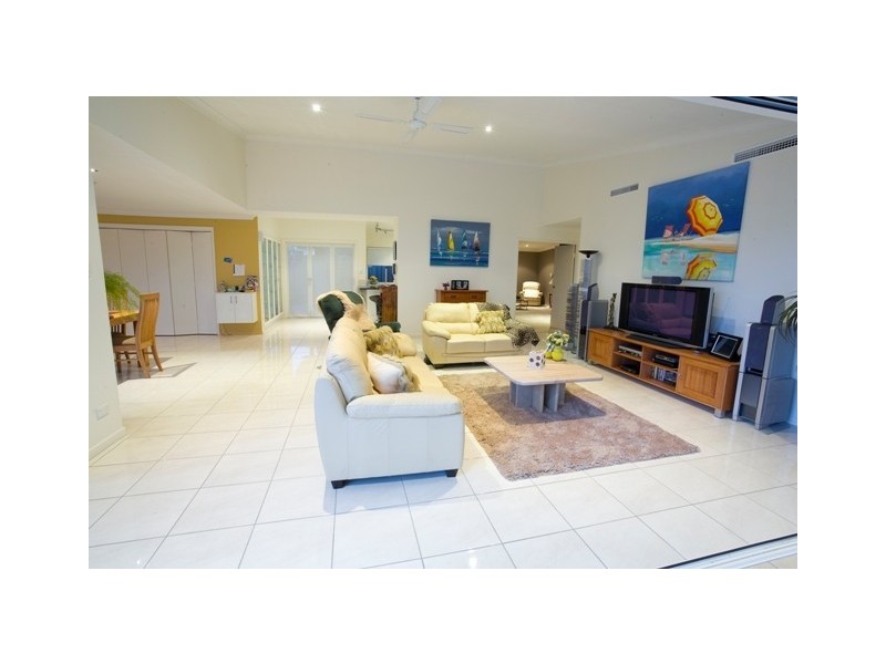 7 Barbuda Circuit, Kawana Island QLD 4575