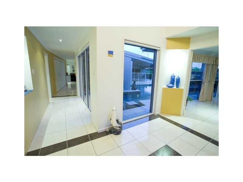 7 Barbuda Circuit, Kawana Island QLD 4575