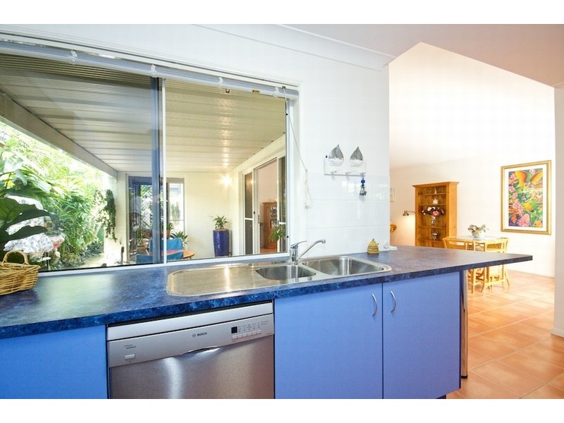 2 Bonaire Court, Kawana Island QLD 4575