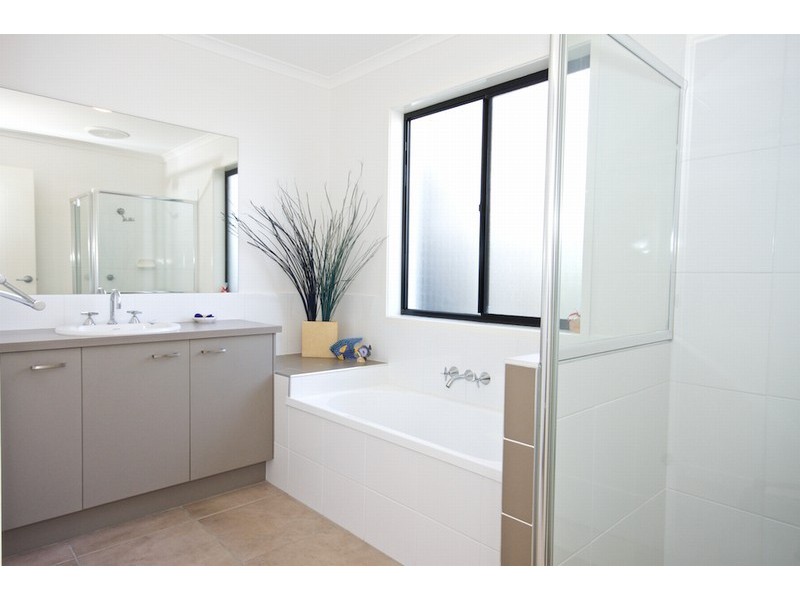 7 Jersey Place, Kawana Island QLD 4575