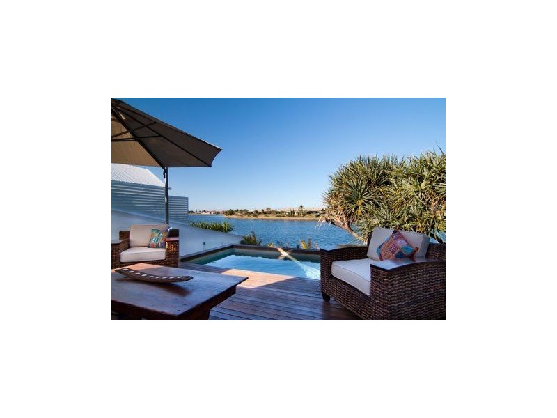 7 Maldives Place, Kawana Island QLD 4575