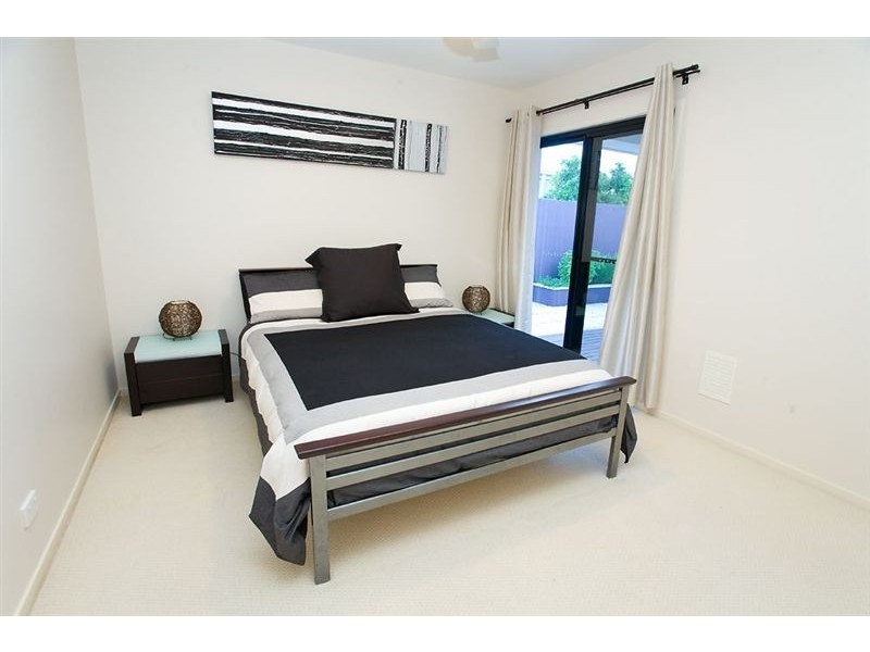 1 Rinca Place, Kawana Island QLD 4575