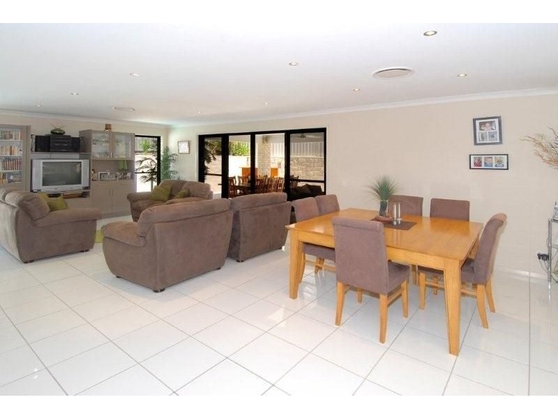 8 Cullen Drive, Little Mountain QLD 4551