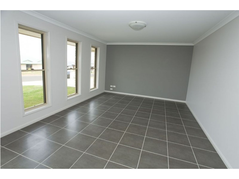 8 Allan Place, Kingaroy QLD 4610