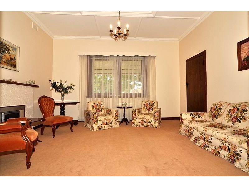 1 Narinna Avenue, Cumberland Park SA 5041