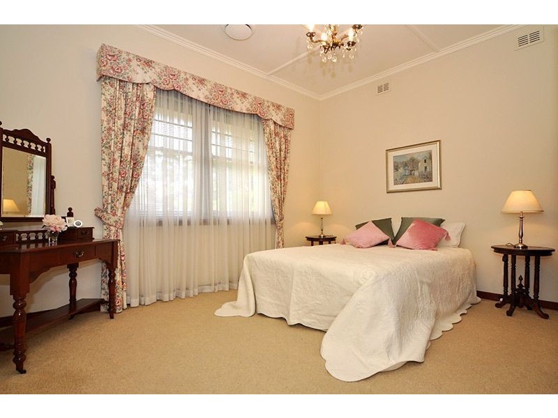 1 Narinna Avenue, Cumberland Park SA 5041