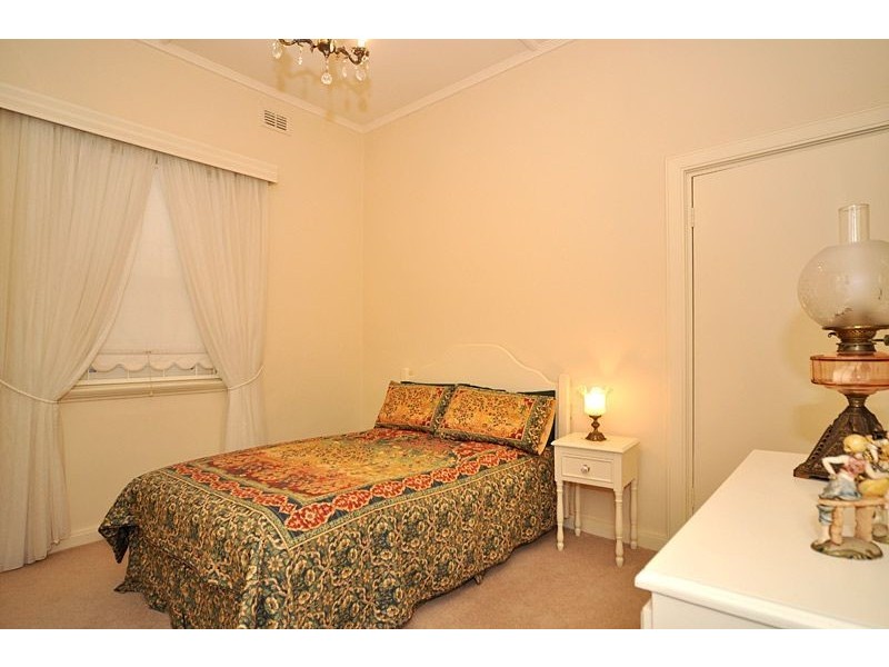 1 Narinna Avenue, Cumberland Park SA 5041