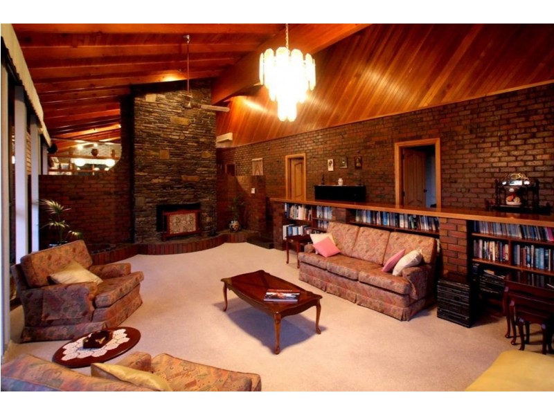 15 Yurilla Drive, Bellevue Heights SA 5050