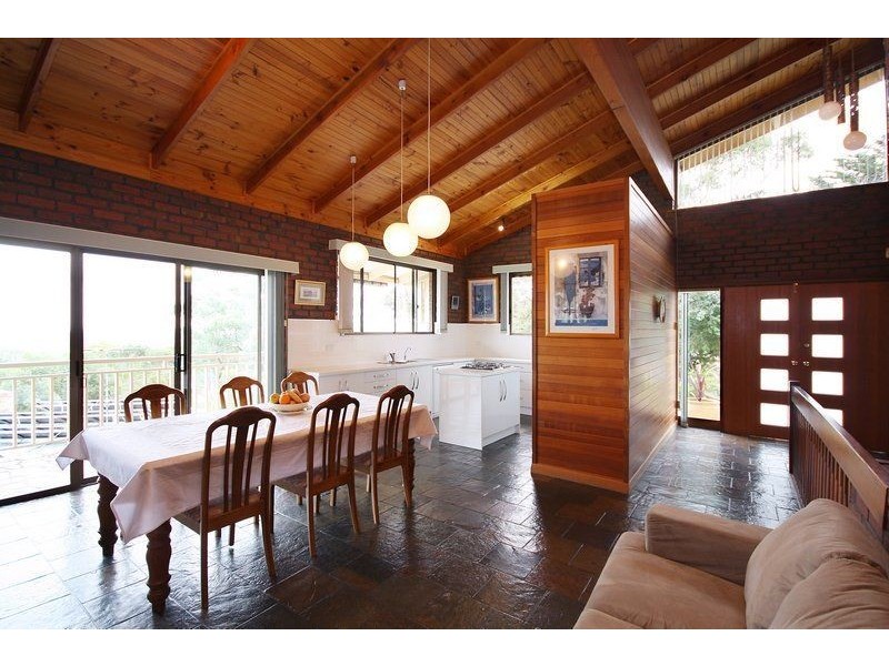 15 Yurilla Drive, Bellevue Heights SA 5050