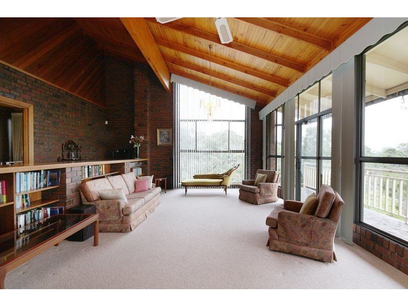 15 Yurilla Drive, Bellevue Heights SA 5050