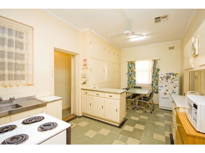 5 North Parade, Kingswood SA 5062