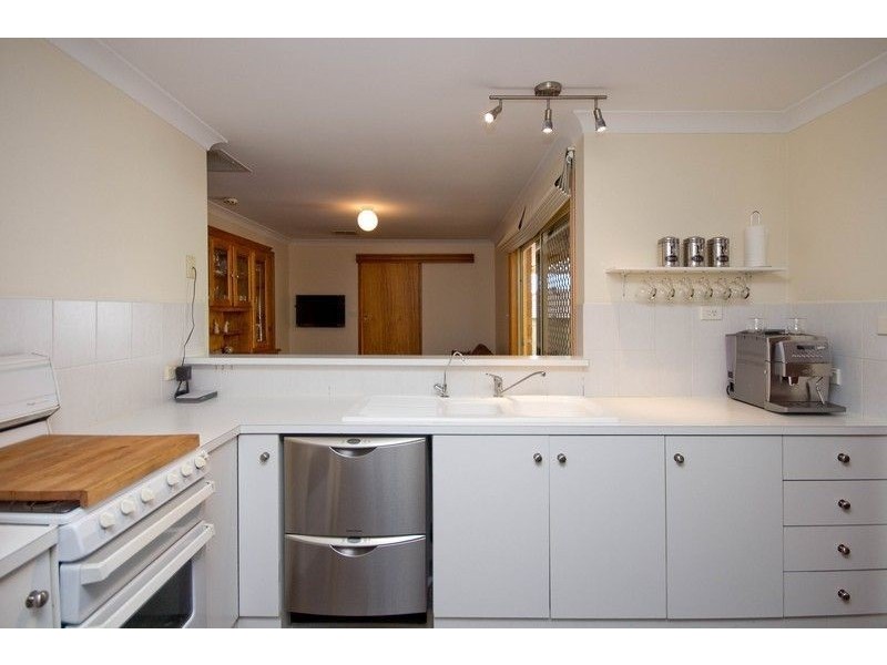 8 New England Drive, Woodcroft SA 5162