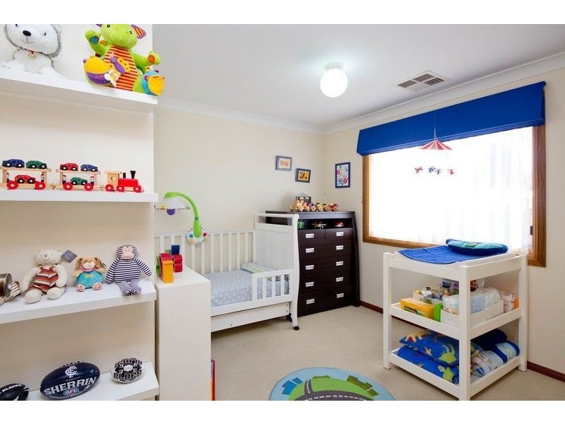 8 New England Drive, Woodcroft SA 5162