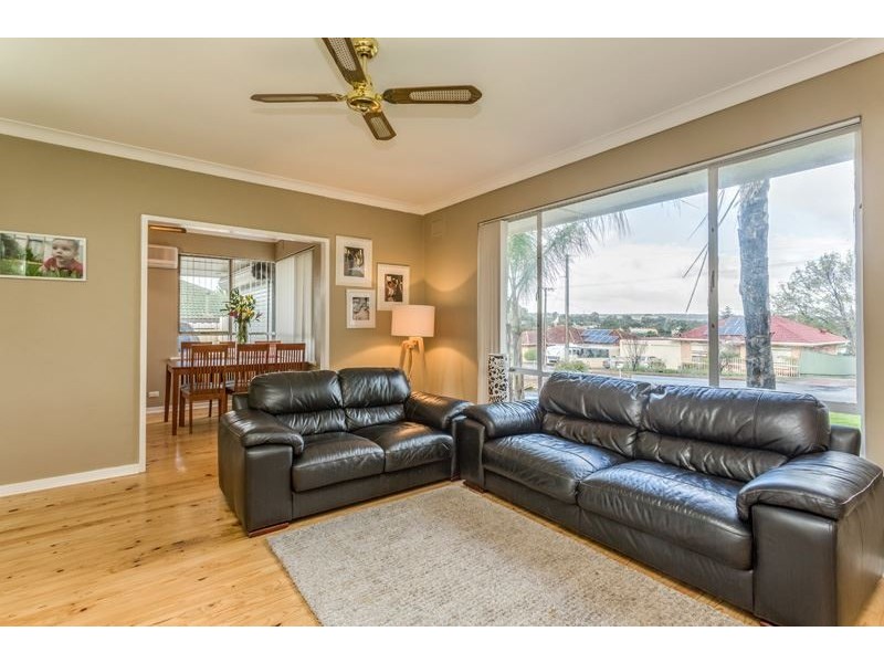 13 Glenda Ave, Morphett Vale SA 5162