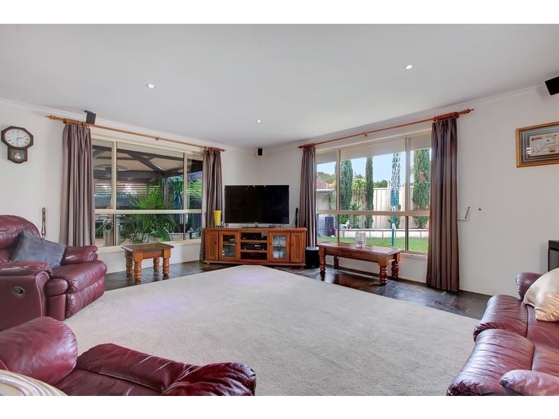 8 Cass Court, Woodcroft SA 5162