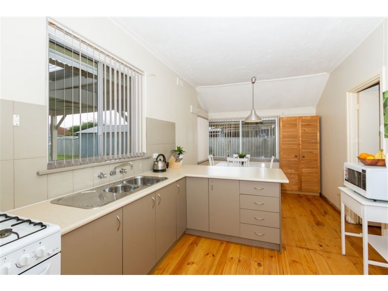 17 Sandison Ave, Park Holme SA 5043