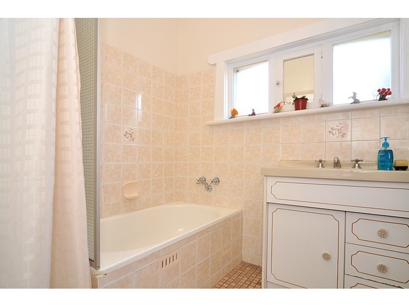 21 Gray St, Black Forest SA 5035