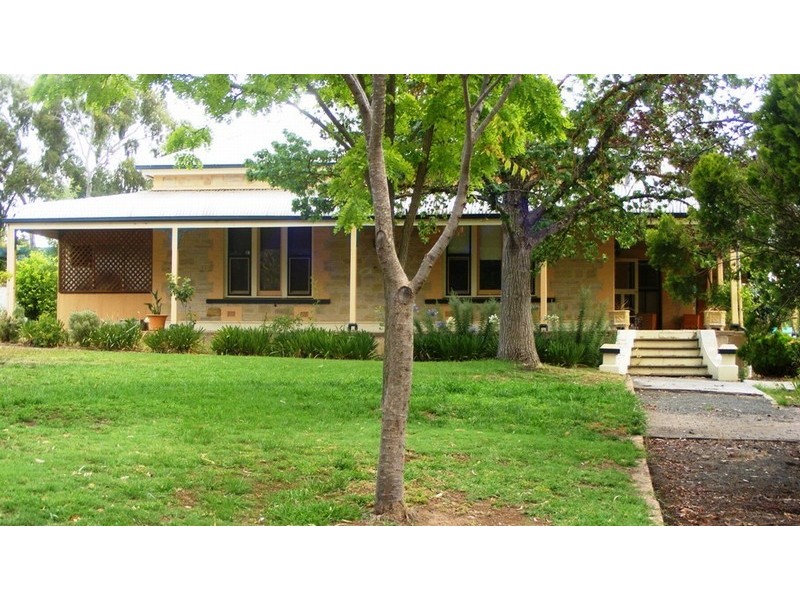 11 Hope St, Clare SA 5453
