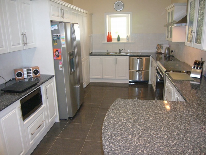 11 Hope St, Clare SA 5453