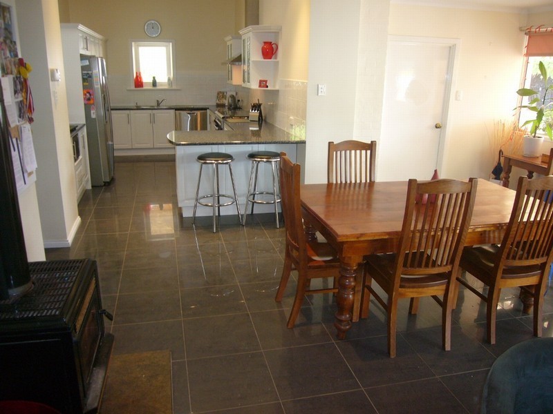11 Hope St, Clare SA 5453