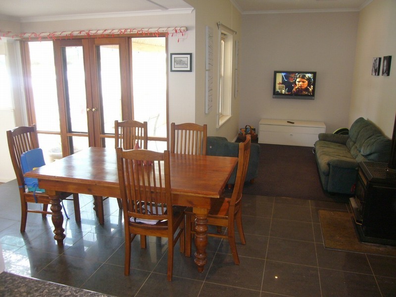 11 Hope St, Clare SA 5453