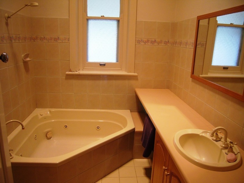 11 Hope St, Clare SA 5453