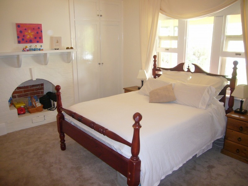 11 Hope St, Clare SA 5453