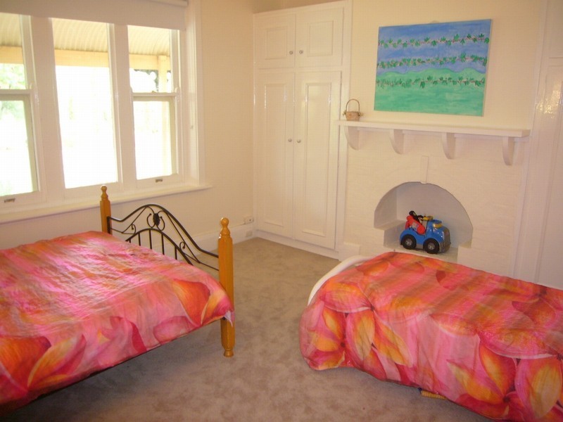 11 Hope St, Clare SA 5453