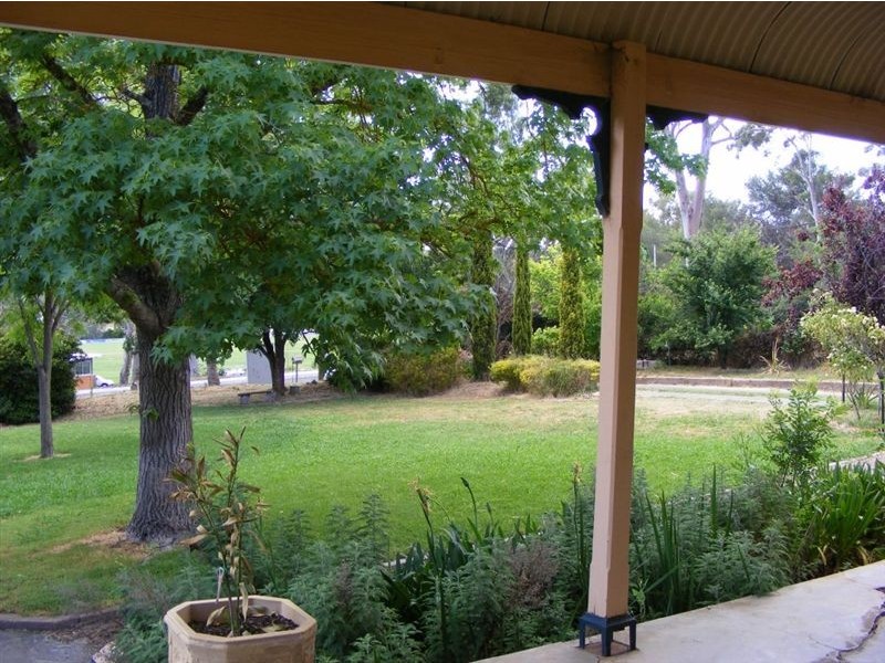 11 Hope St, Clare SA 5453
