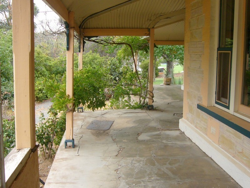11 Hope St, Clare SA 5453