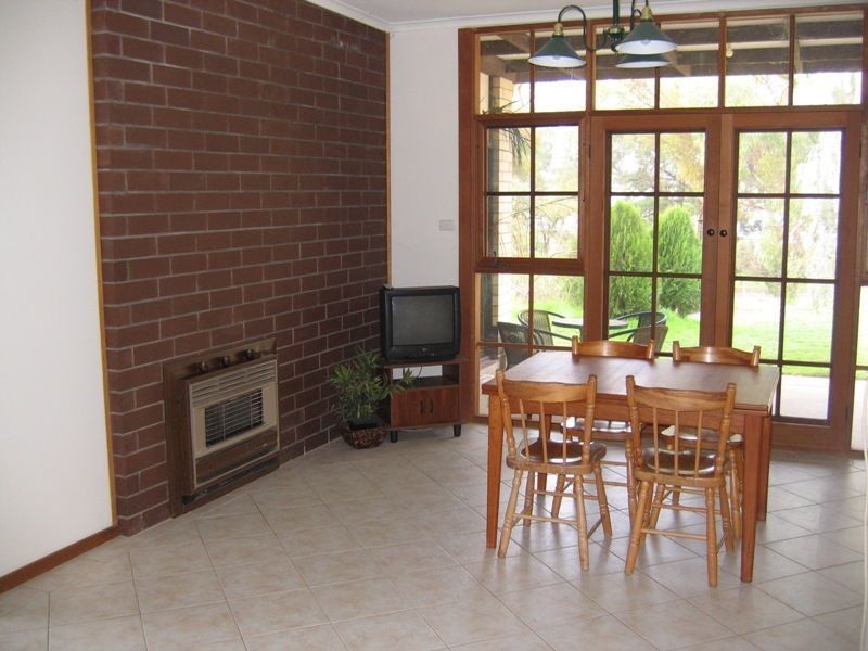 9 Vanga Avenue, Clare SA 5453