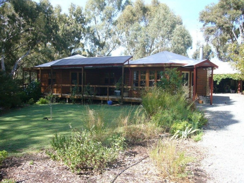 11 Powell Place, Clare SA 5453