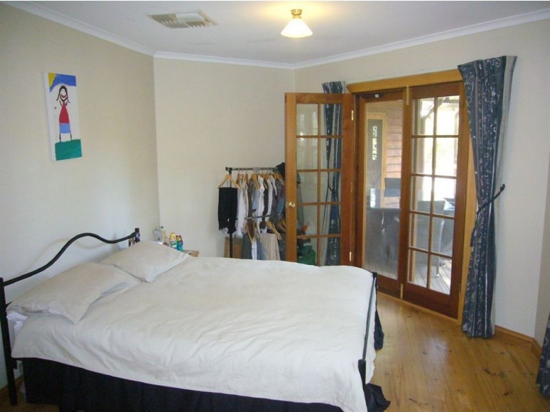 11 Powell Place, Clare SA 5453