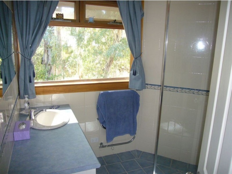 11 Powell Place, Clare SA 5453