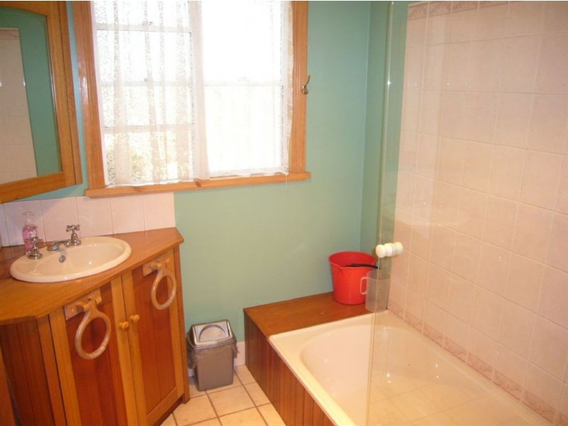 11 Powell Place, Clare SA 5453