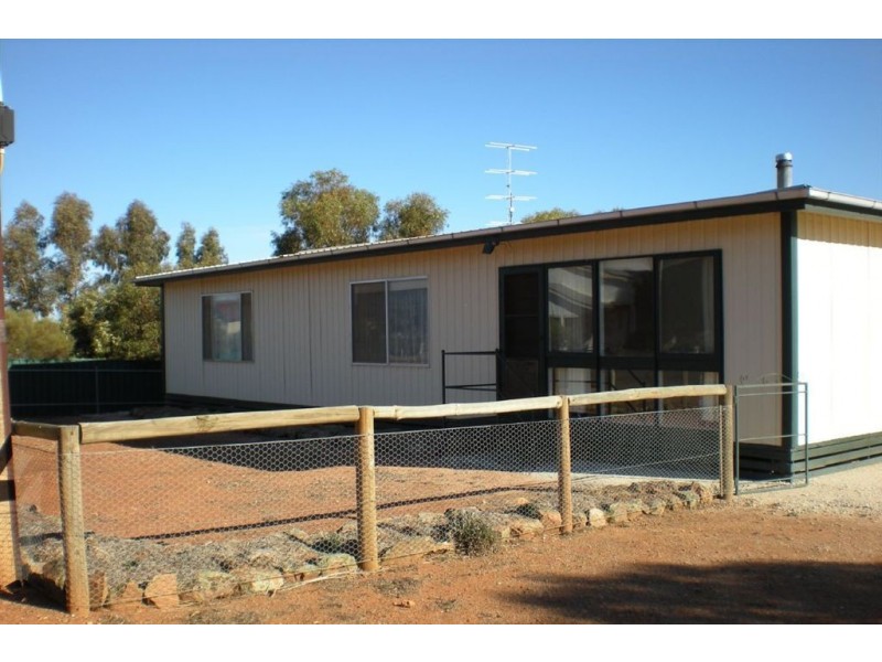 6 Railway Parade, Robertstown SA 5381
