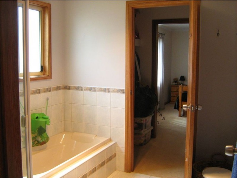 36 West Tce, Clare SA 5453