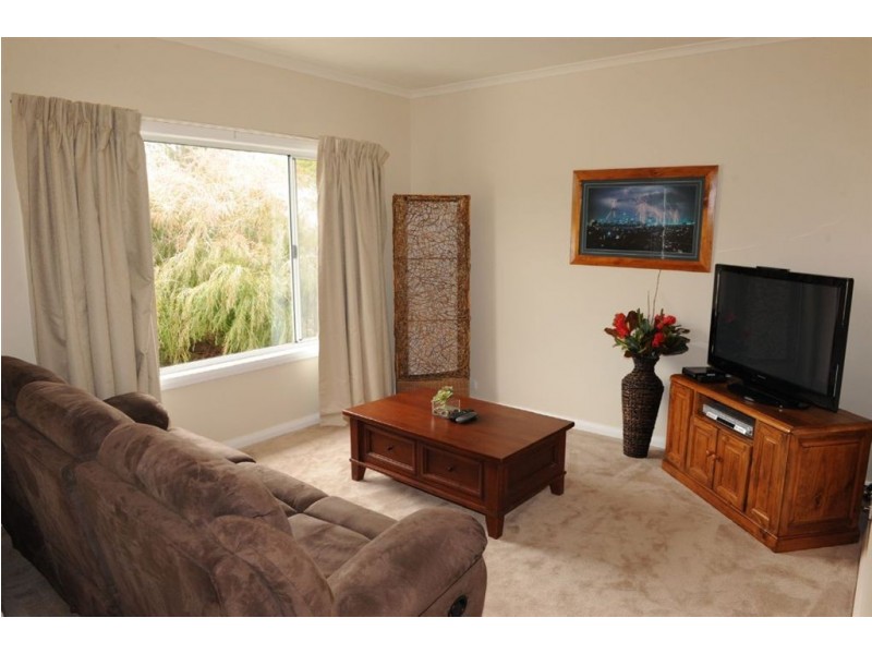 11 Cambridge St, Jamestown SA 5491