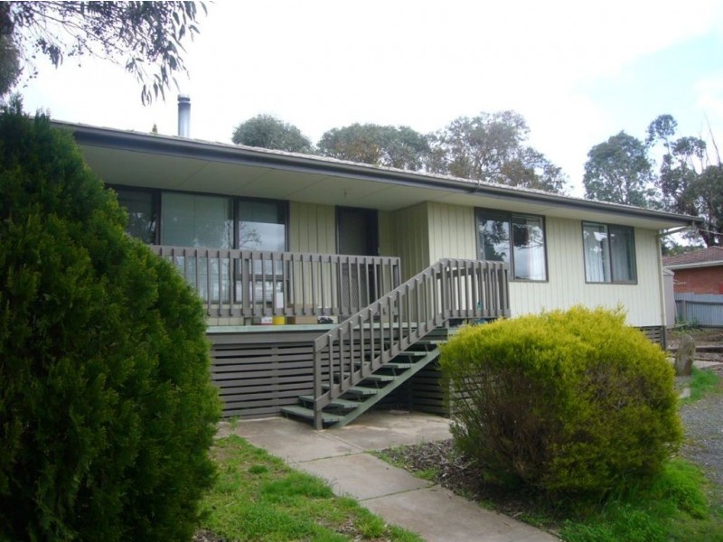 4 Earles Ct, Clare SA 5453