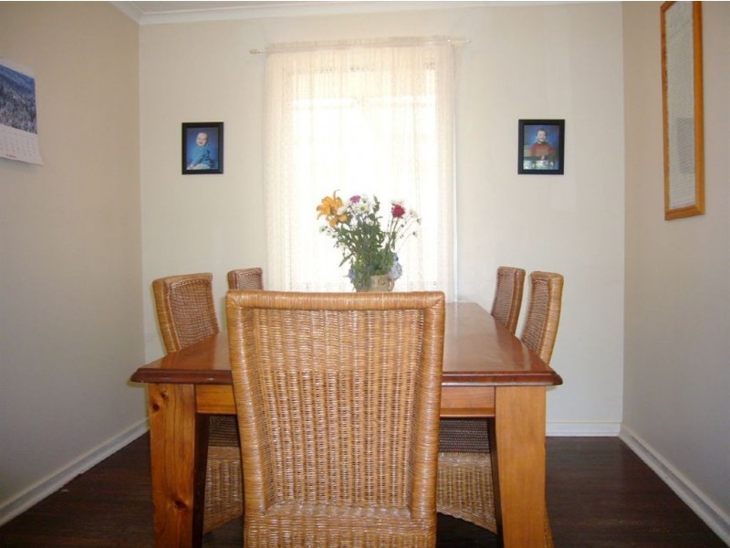 4 Earles Ct, Clare SA 5453