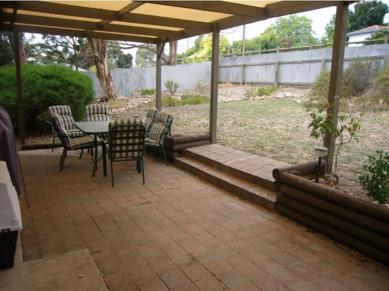 4 Earles Ct, Clare SA 5453