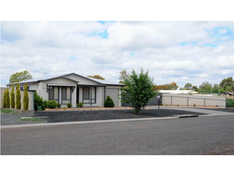 8 Cairns Cres, Riverton SA 5412