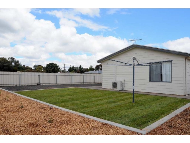 8 Cairns Cres, Riverton SA 5412