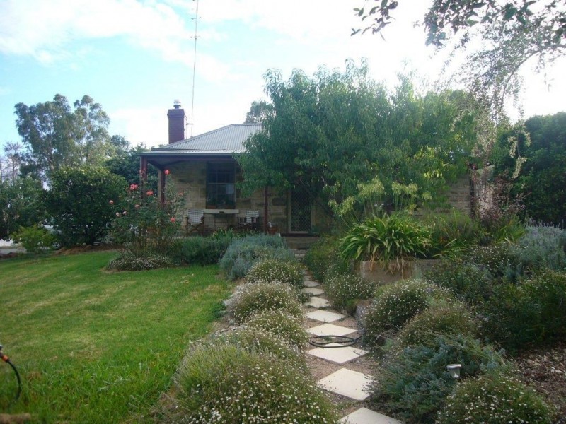 16 Albert St, Clare SA 5453