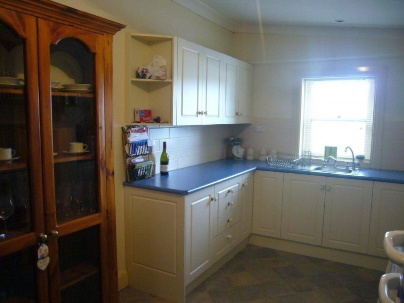 16 Albert St, Clare SA 5453