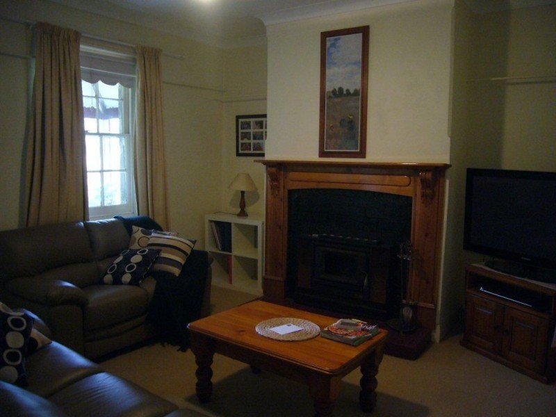 16 Albert St, Clare SA 5453